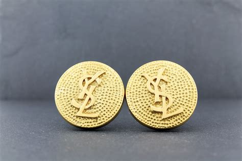 boucle d'oreilles ysl|Boucle d’oreille unique YSL à ornements en doré .